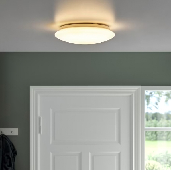 Ophænge og tilslutte 3 lamper samt ophænge 2 tøjstativer