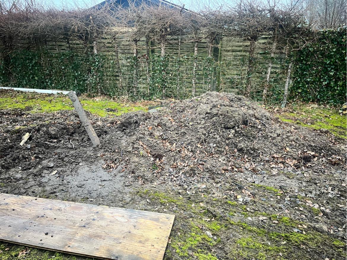 Fjernet jord og fliser fra haven  der kan komme en gravemaskine helt ind samt en trailer. Der er ca 5-6 ton