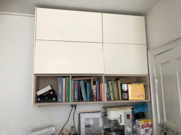 Køkken-overskabe tages ned og sættes op igen