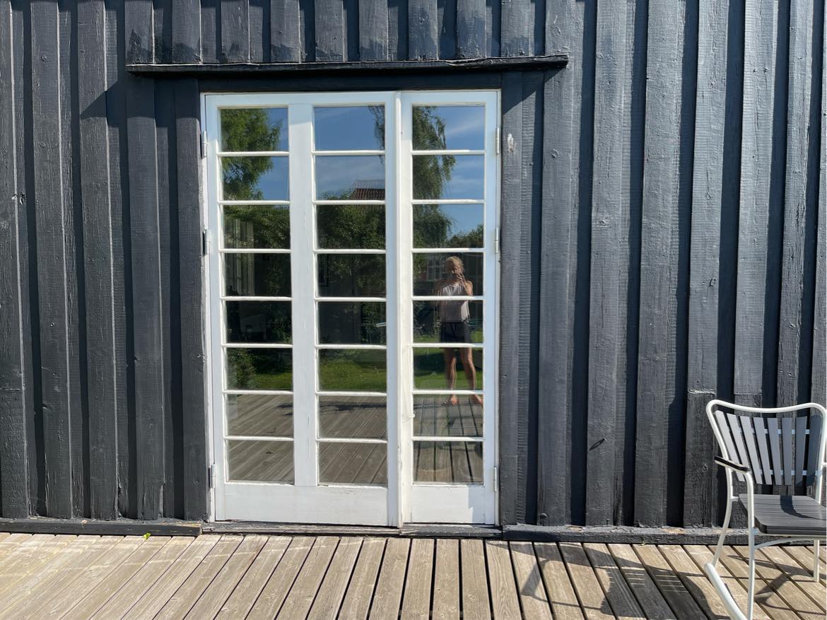 Tagpap og bjælke skiftes på skur og fronten på træhus slibes og males