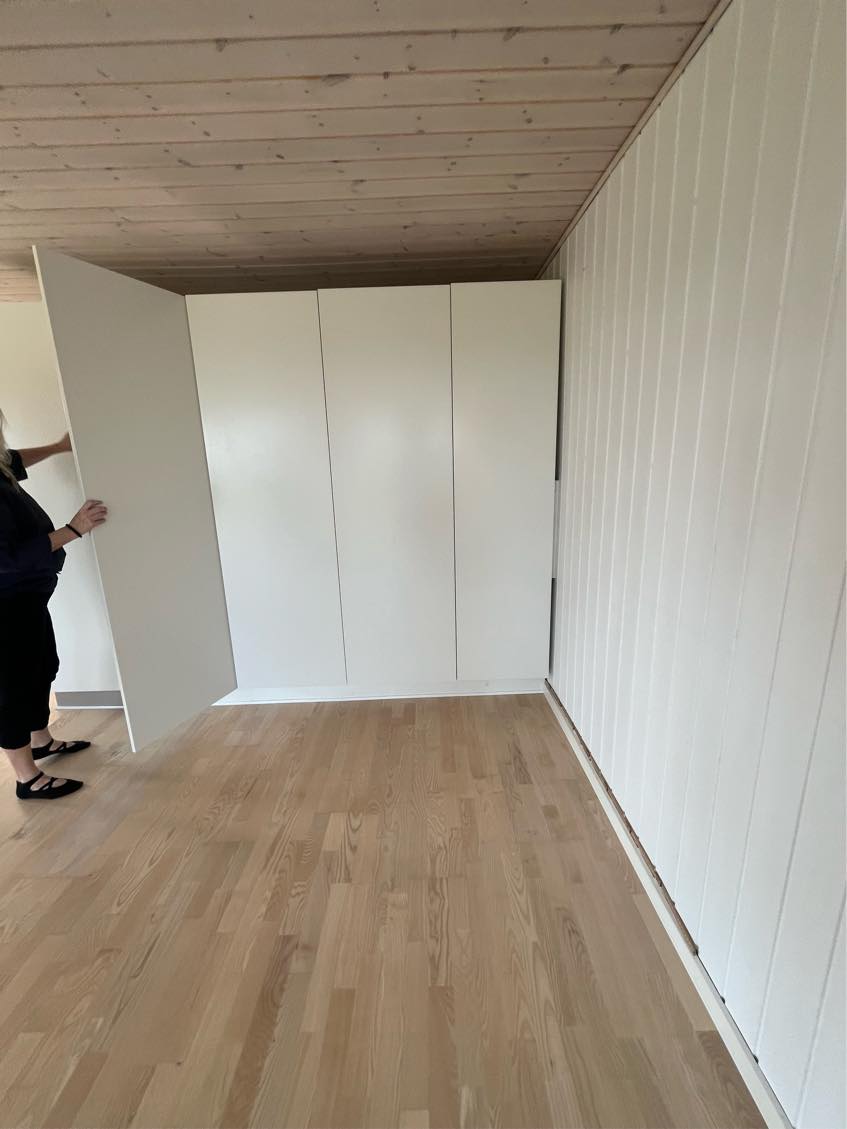 Opsætning af skillevæg til værelse