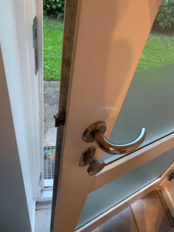 Udskiftning eller reparation af 2 hoveddørslåse. 2 basis mekaniske låse med samme nøgle.