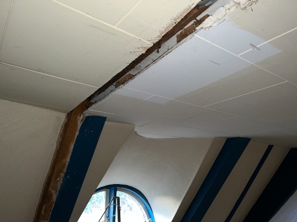 Nedrivning af gips på skråvægge, Opsætning af dampspærre og Fermacell