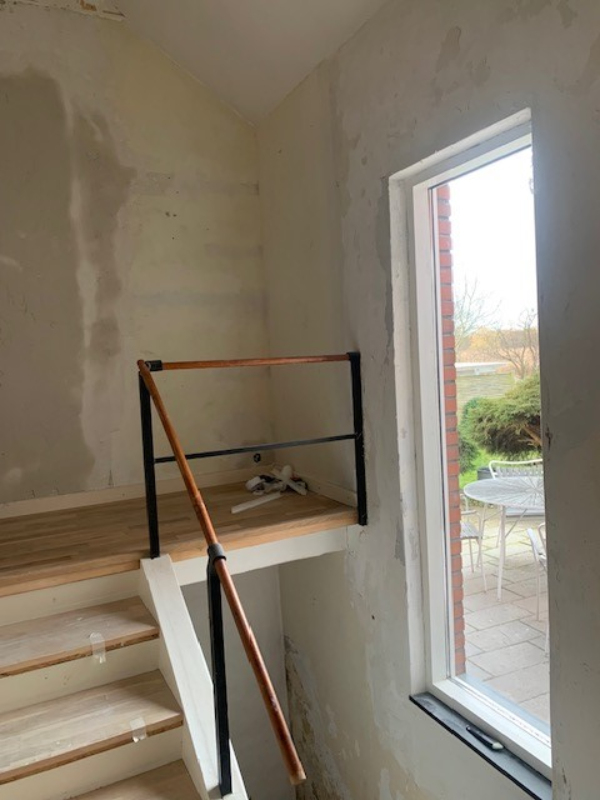 Spartling, filt og maling i entre og på trappe