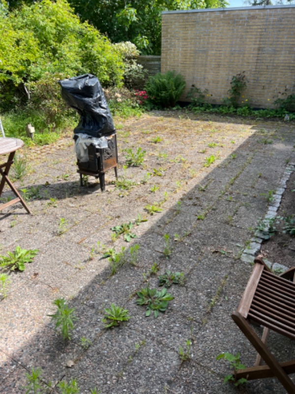 Fjernet ukrudt mellem fliser samt renset alle fliser. Der skal vel noget nabo på efterfølgende