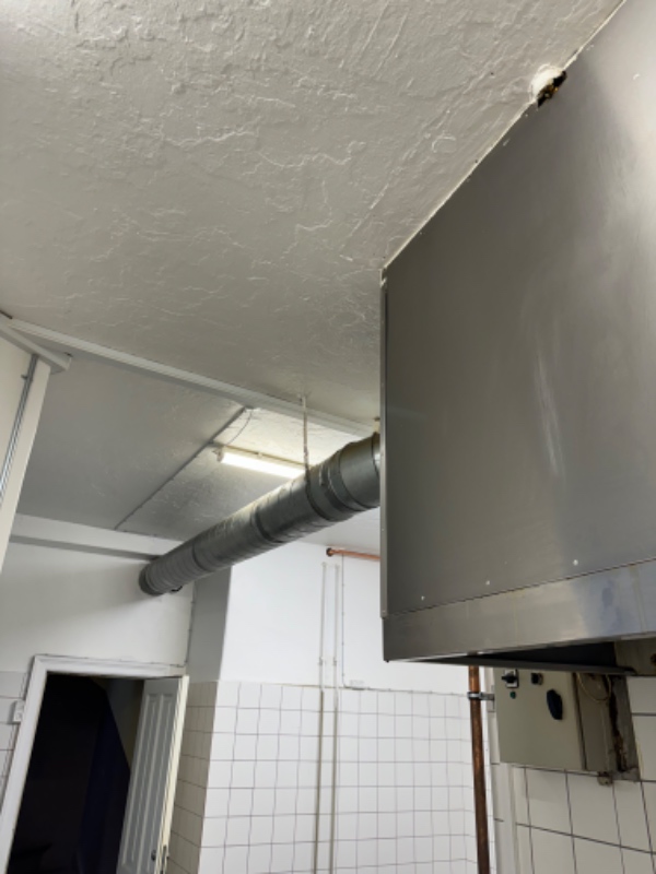 Nedtagning og bortkørsel af industri-emhætte/emfang.