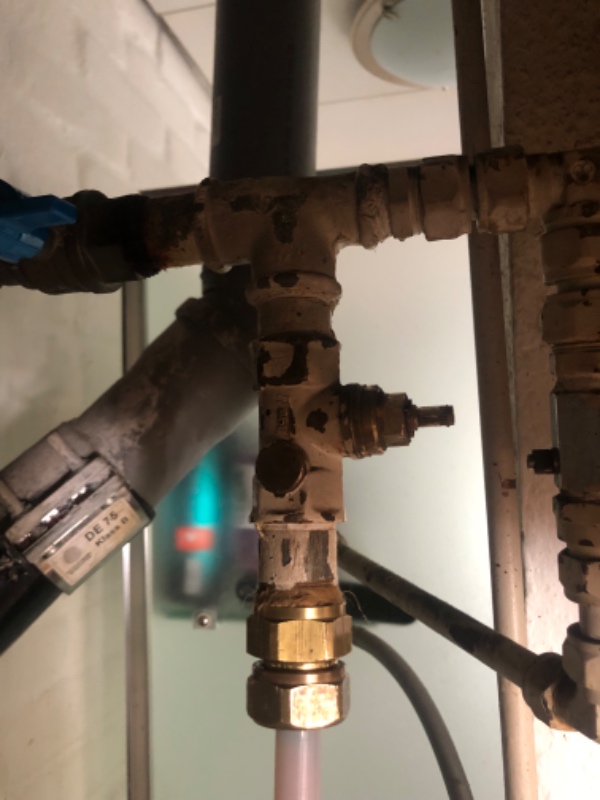 Udskiftning af ventil til toilet forbindelse og ny slange på ca. 3 1/2 meter