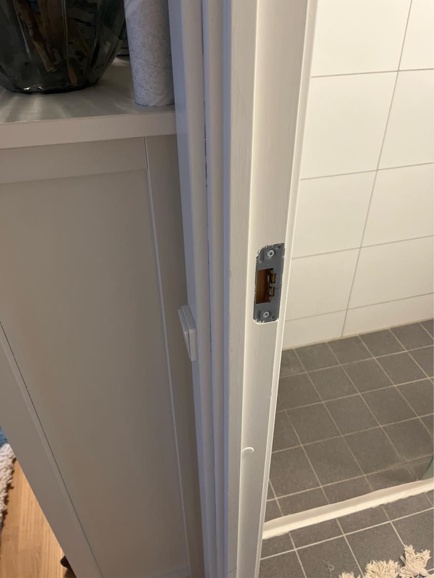 Vende en dør indtil badeværelse