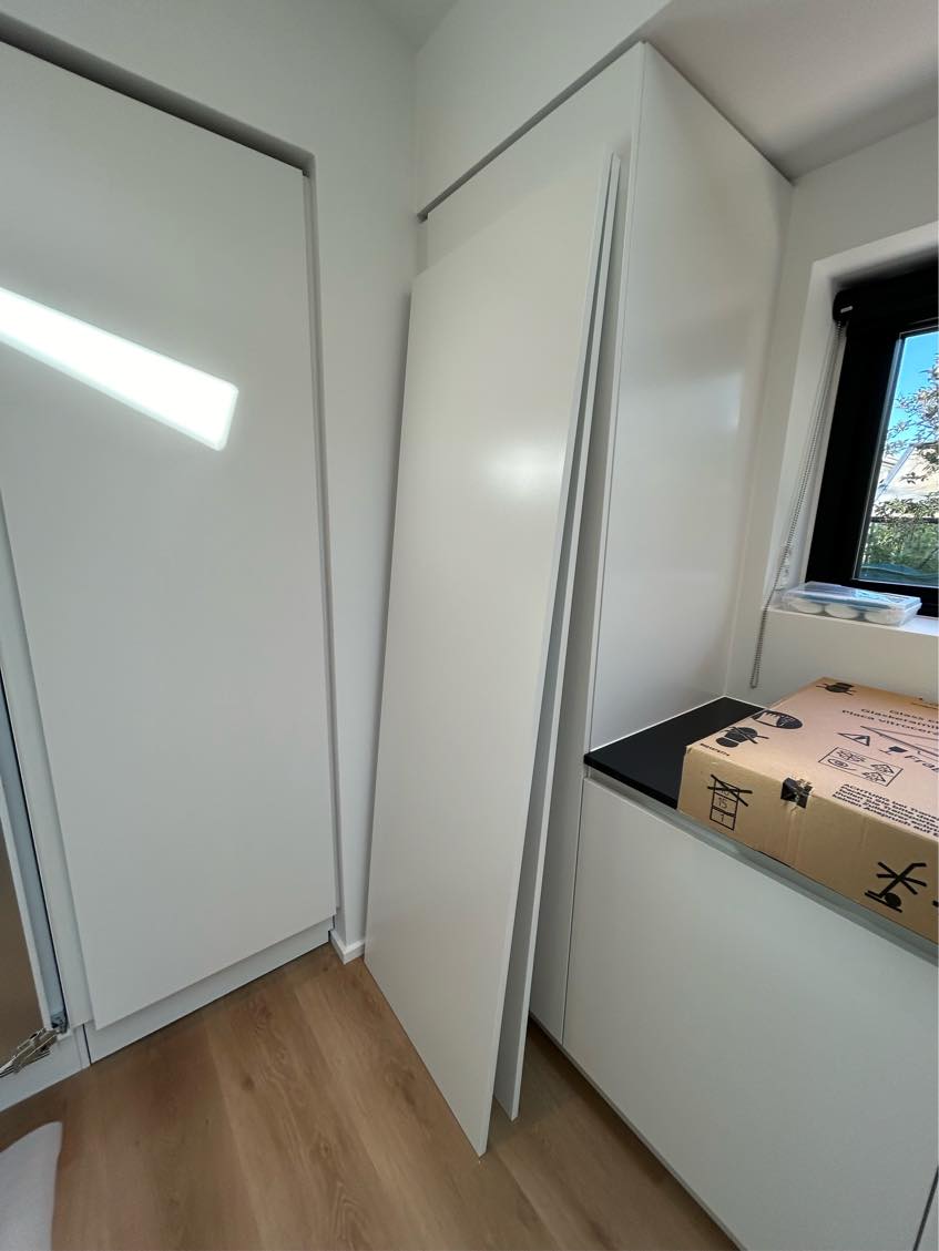 Montering af HTH skabslåger på integrerede hvidevarer