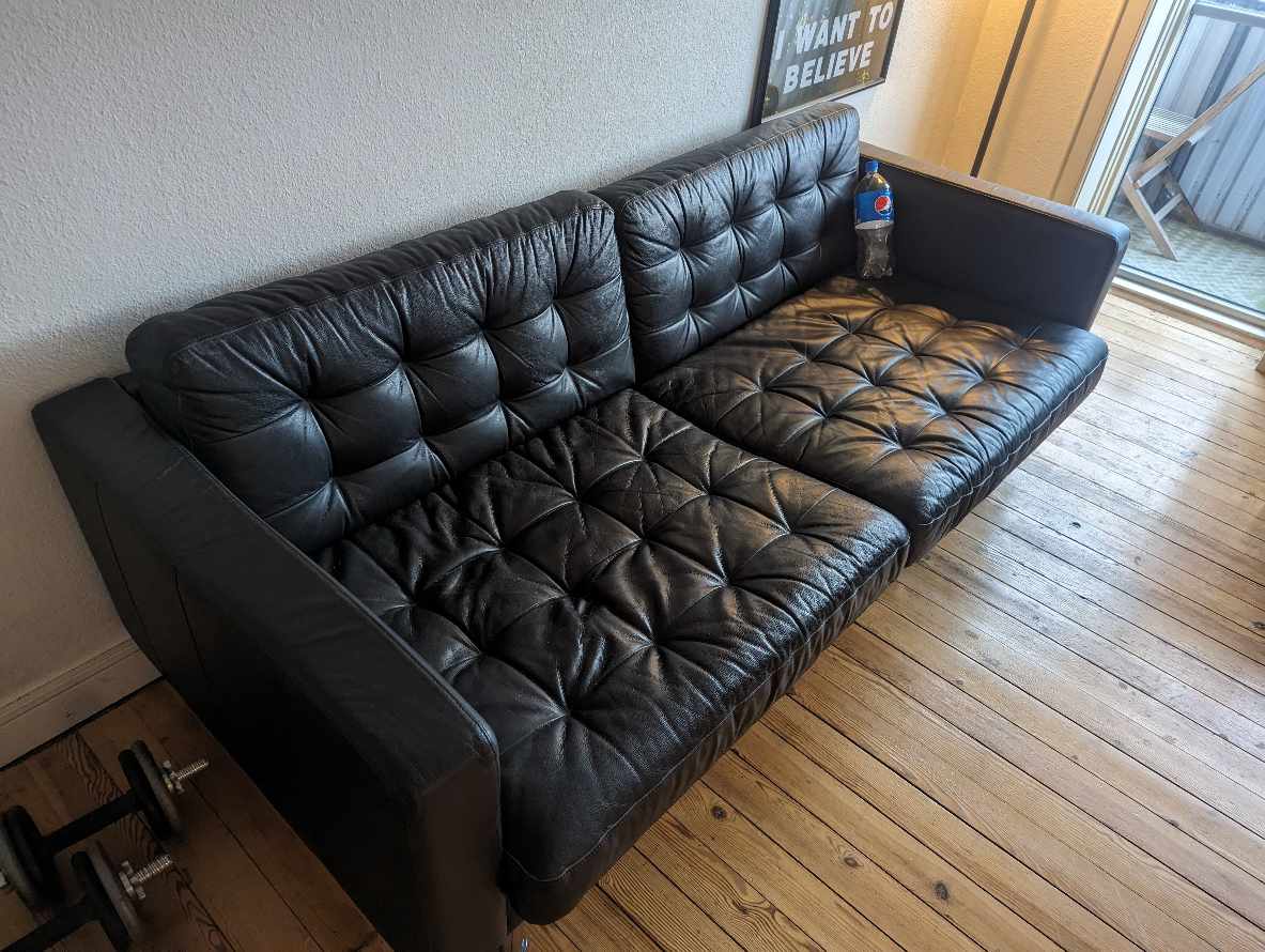 Tømmeloftrum og og køre seng og sofa på lossepladsen