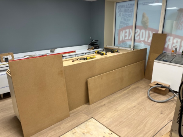 12m2 fliser (10x10cm) i indgang til butik samt butiksdisk der skal beklædes