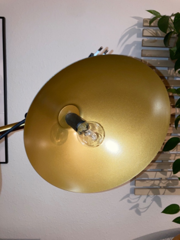 Min Dyberg Larsen Futura gulvlampe sprang pludselig pæren og tænd og sluk kontakten i toppen røg ved