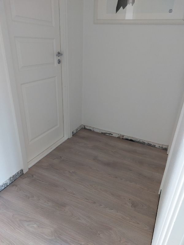 Påsætning af fod- og sand lister