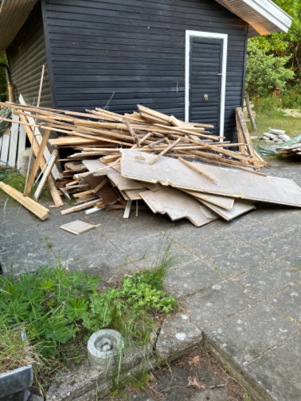 Have fjernet byggeaffald (taget gulv, klinker, rockwoll op)