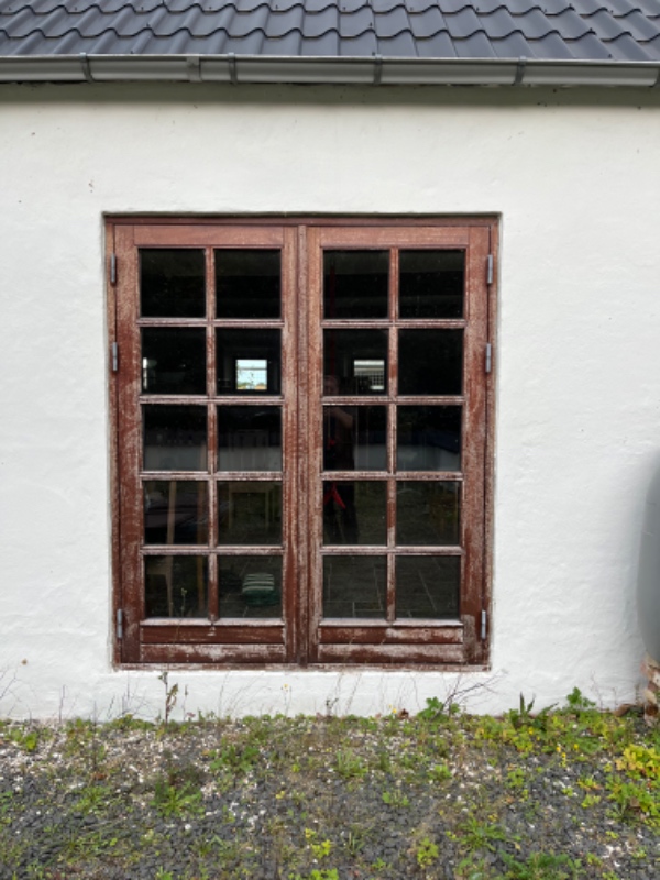 Slibning af mahognivinduer udvendigt.