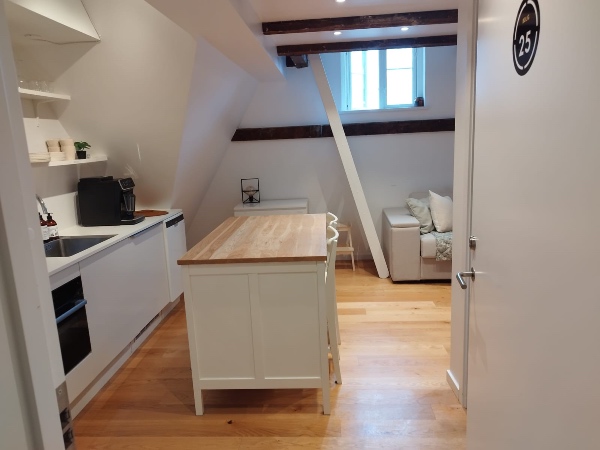 Væg reparation og gardinopsætning