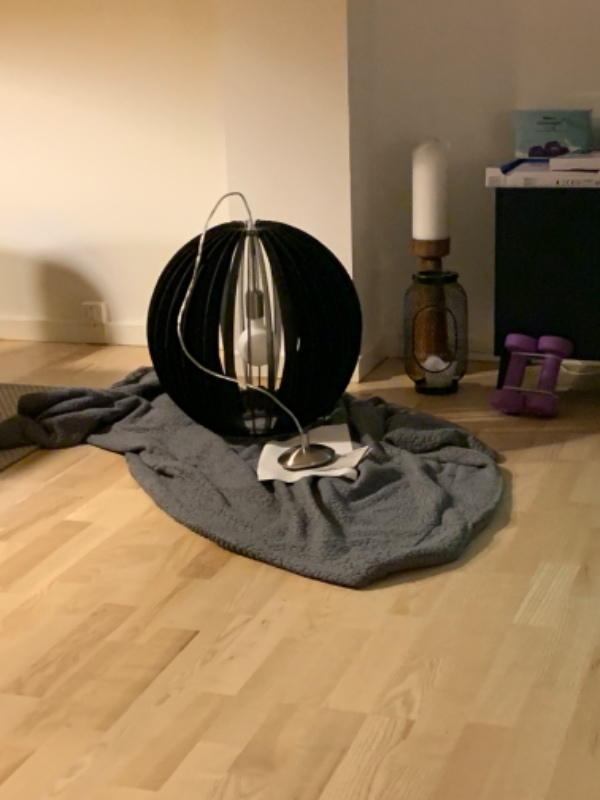 Ophæng af loftslampe over trappe