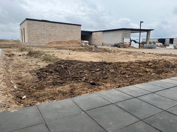 Ca 20 cm på areal 100 m2 skal graves ned og fjernes og flyttes