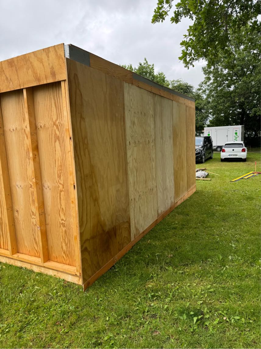 Nedrivning af træbod på Roskilde Festival