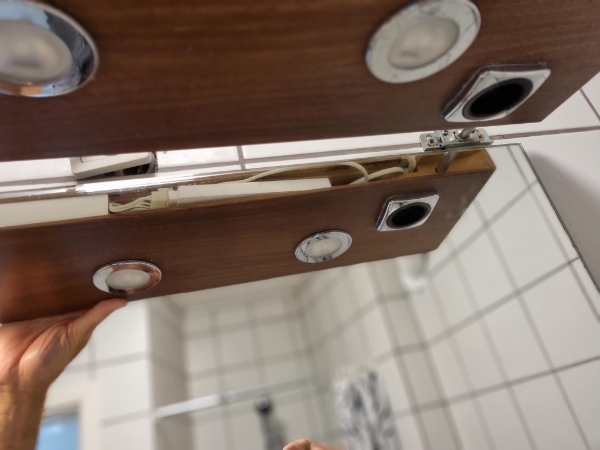 Afmontering af spejl og lys og montering af Storjorm spejl fra Ikea