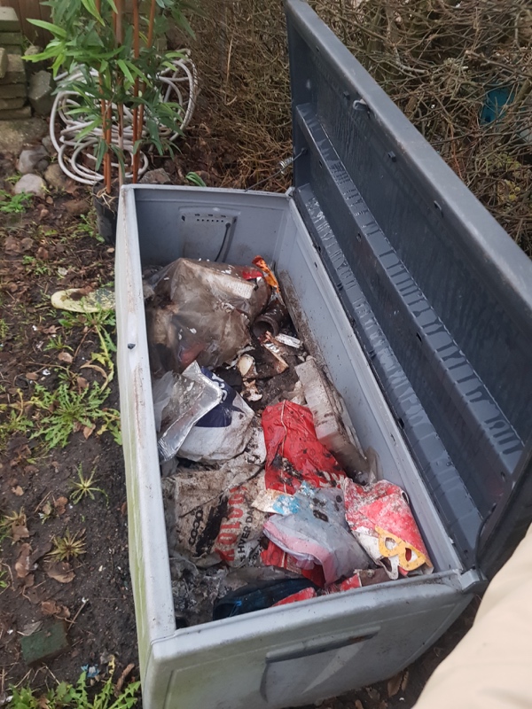 Fjernelse af 15 affaldssække med 'Blandet affald'