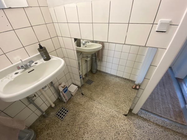 fliser tages ned og spejl sættes op