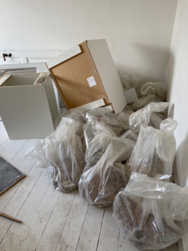 Nedbæring af byggeaffald fra 5.sal til junkbag på gade