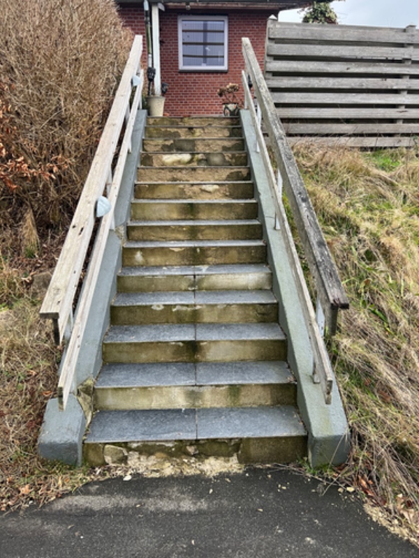 Om murer trappe, efter dårligt arbejde af murer.