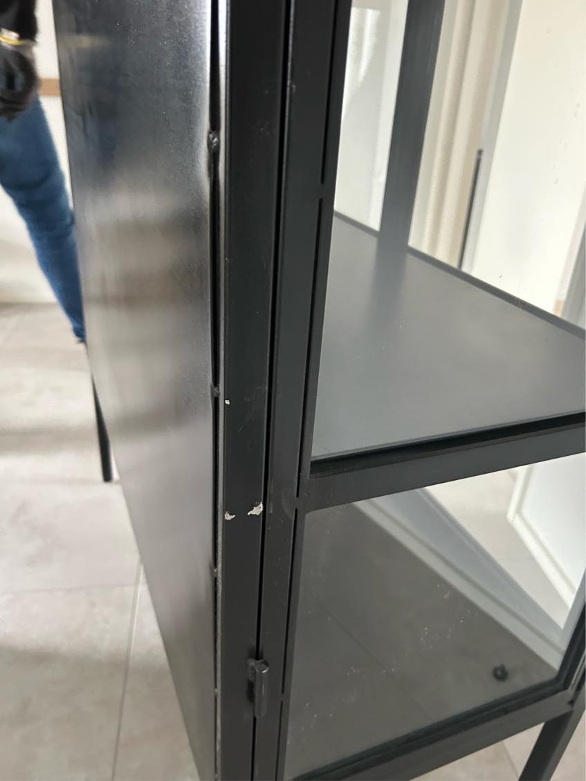 Maling af vitrineskab. Beskadiget under transport