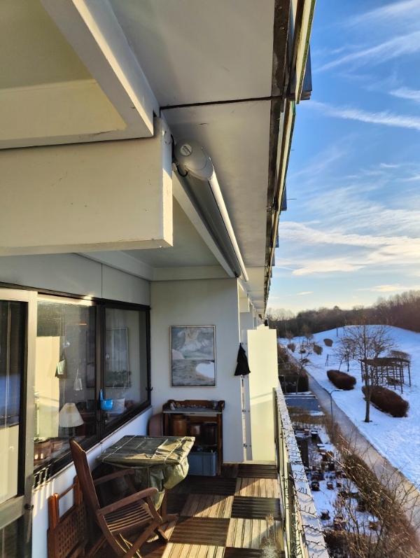 Nedtagning af markise (med motor) på altan, og installation af samme markise på altanen nedenunder.