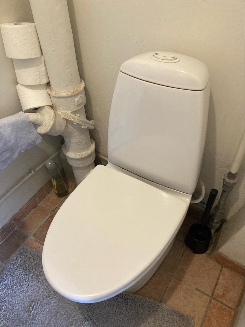 Skiftet toiletbræt og afmonteret et lille fjernsyn