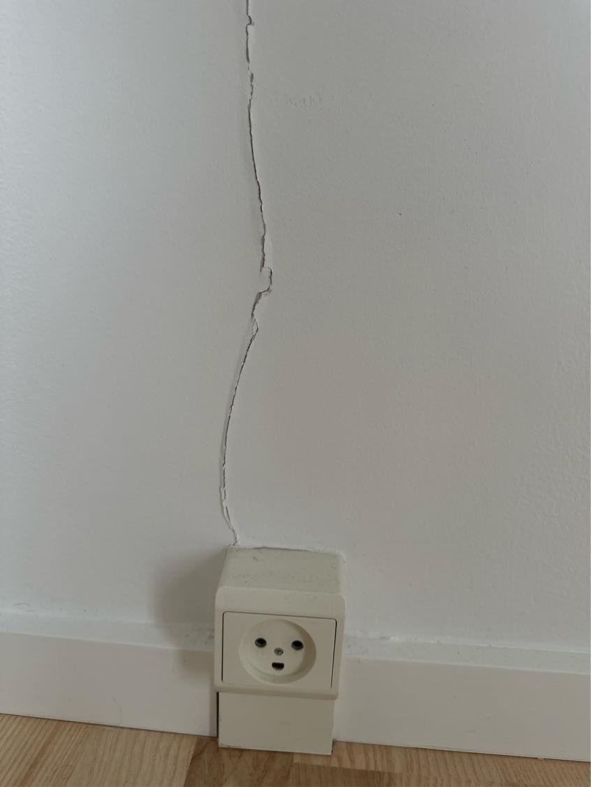 Hjælp til reparation af sætningsskade på skillevæg