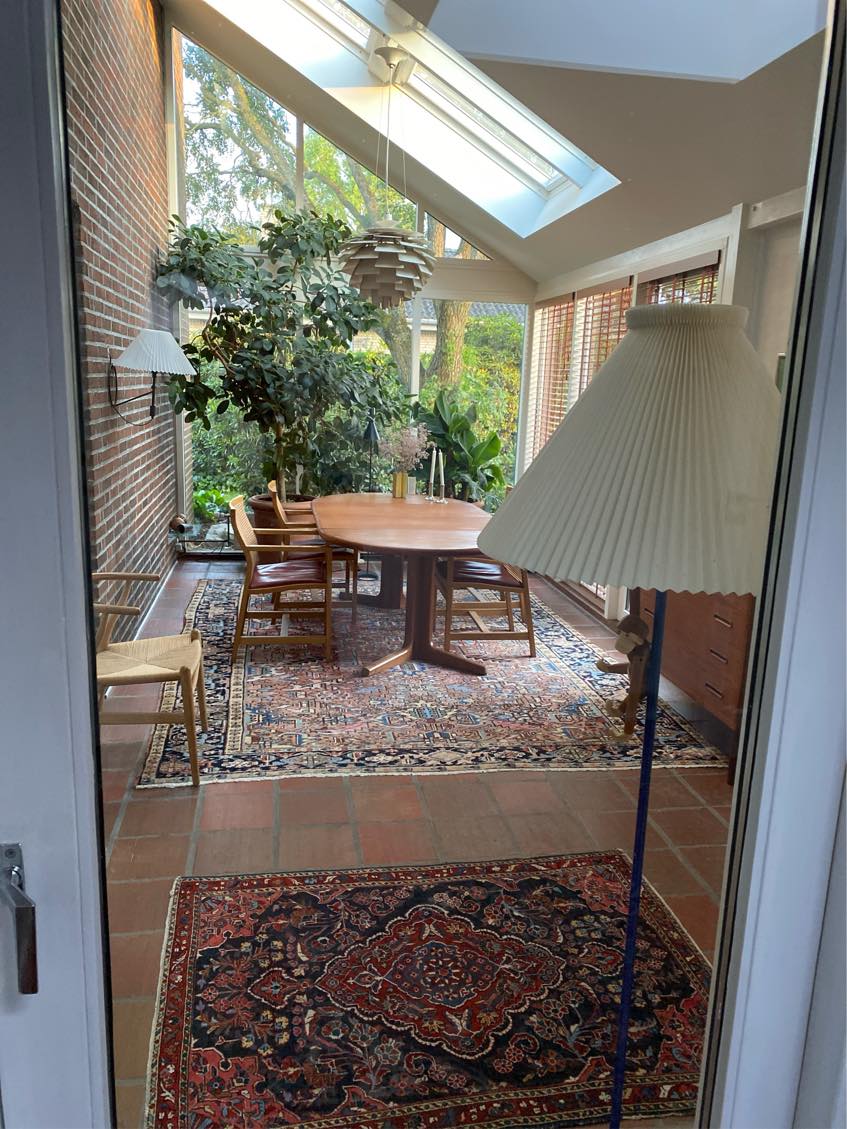 2 gange af 2 timer eller 1 gang a’ 4 timer pr md af køkken - lodrette og vandrette flader på elementer, paneler kontakter bordplader og støvsugning og vask sf gulve, samme i bryggers og gæstebadeværelse og havestue