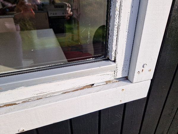 Udskiftet vinduer på kolonihavehus samt boret huller til skyggesejl