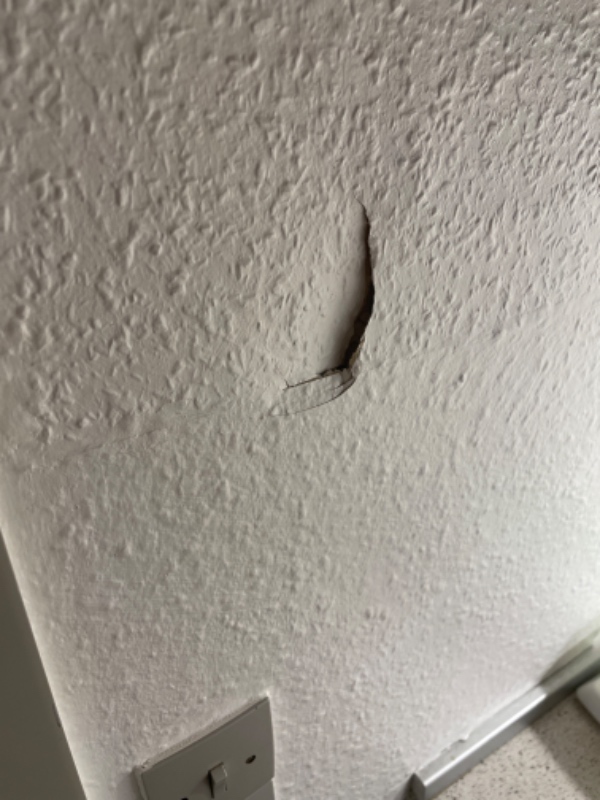 Hul i gipsvæg