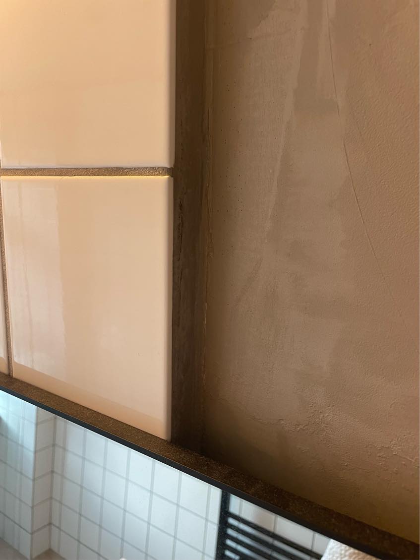 Ophængning af spejl på badeværelse