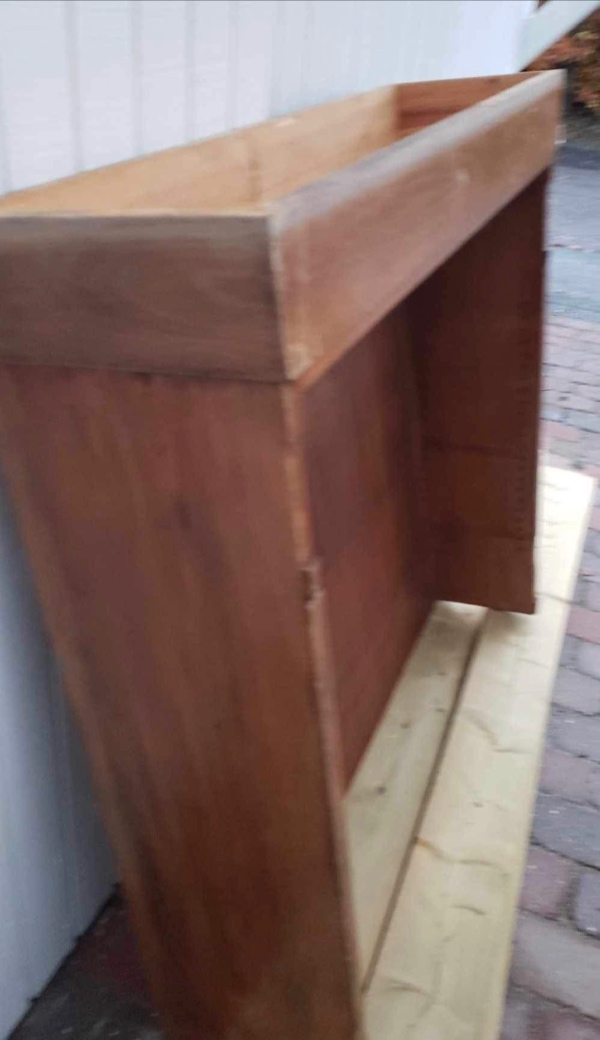 Reol, h:133, b:122, d: 36, uden hylder. Reolen er i 2 dele.