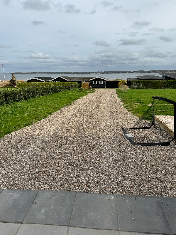 Afsat beton kantsten langs indkørsel (33m) Begge sider, til afgrænsning af græs/perlesten.