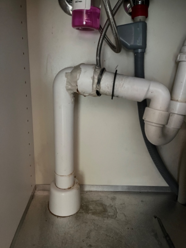 Rør under vasken er utæt