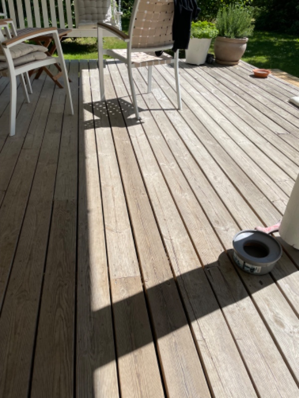 80 m2 træterrasse i Alm fyr brædder. Let slibning og efterfølgende behandling med terrasseolie
