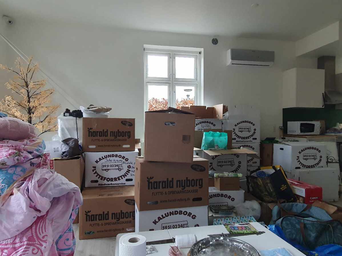 Hjælpe ned at pakke ud ca 20 kasser ud + lidt ekstra