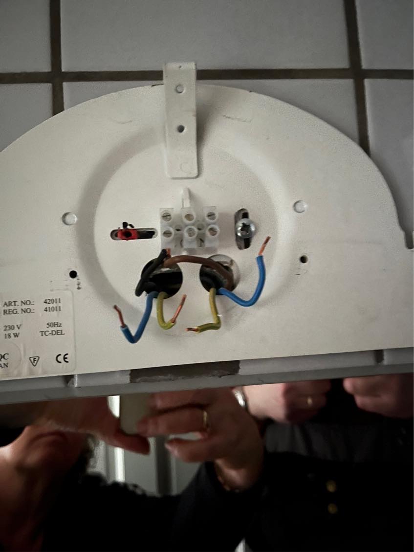 Skal sættes dæksel over lampe udtag og sættes lampe op