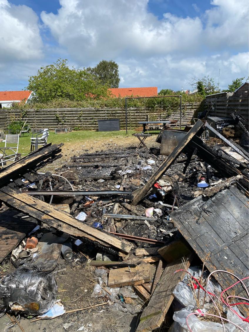 Oprydning efter brændt udhus.