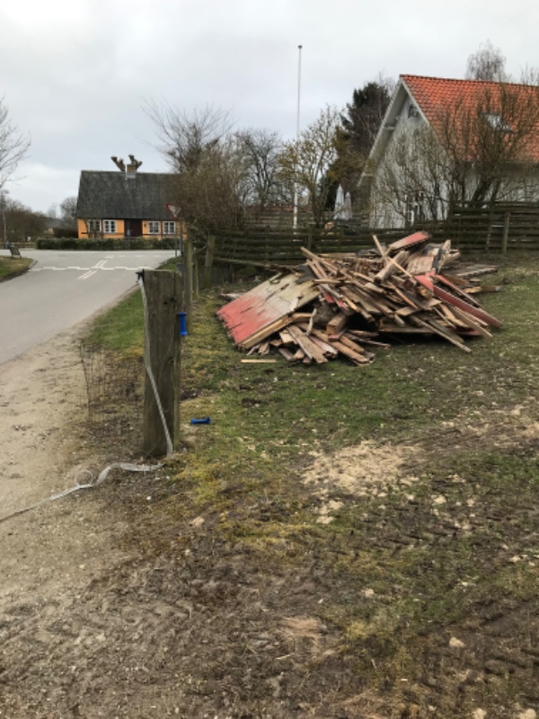 Nedtaget brændeskur