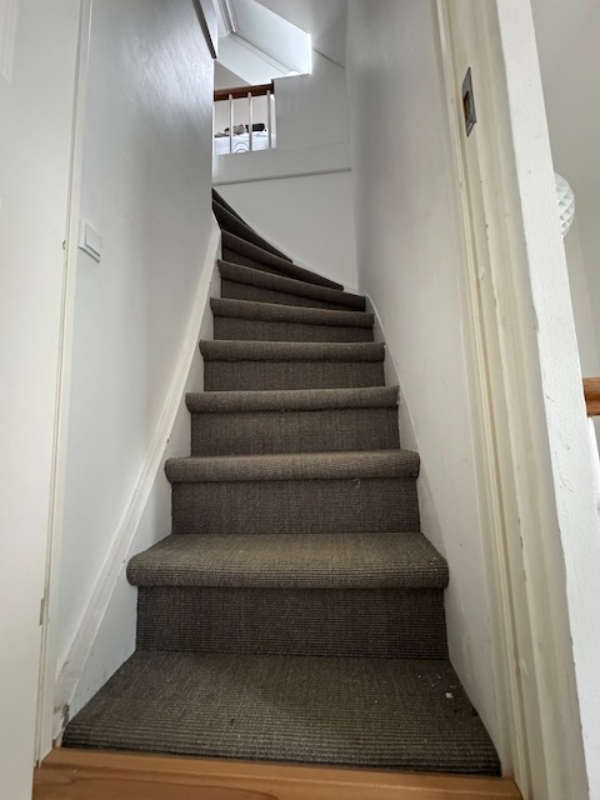 Flytning af sofastykke i villa fra 1. sal til 2. sal