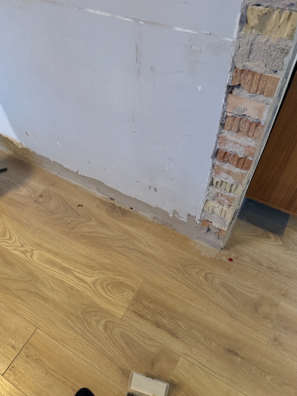 Opsætning af liste, panel, lukning af hul i loft og bjælke