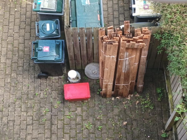 Bortkørsel af brædder og betonfod til parasol