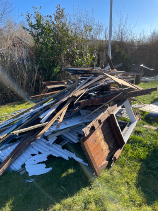 Byggeaffald fra en udestue skal fjernes
