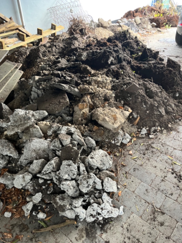 Bortskaffe store mænger affald efter fjernet terrasse og bed (sten, beton, jord, grus, rødder, træ)
