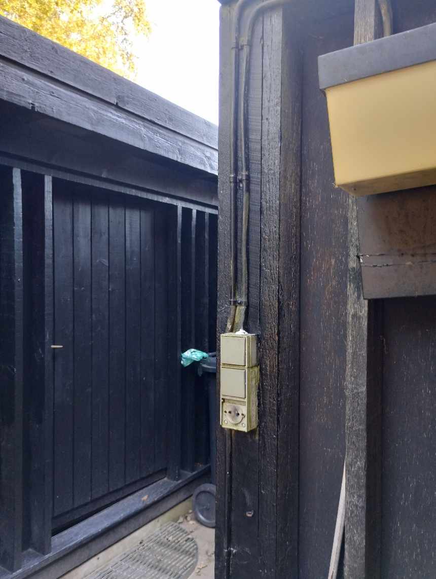 Afmonter udekampe, samt udskiftning af stikkontakt . Og opsætning af badeværelse lampe